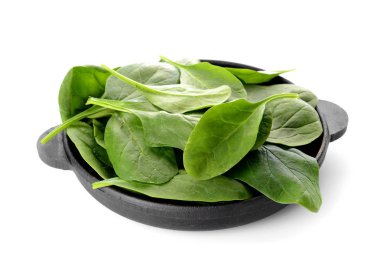 Beyaz arka plan üzerinde taze ıspanak ile kızartma tavası