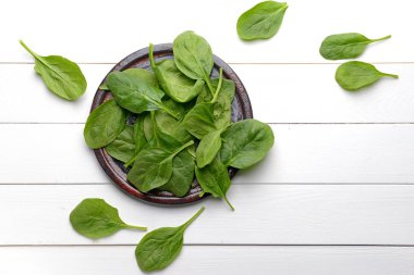 Beyaz masada taze ıspanak ile Tabak