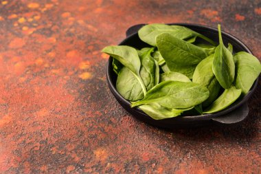 Renk arka planda taze ıspanak ile kızartma tavası