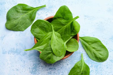 Renkli arka planda taze ıspanak ile Bowl