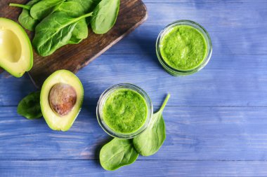 ahşap masa üzerinde taze yüzlü bardak