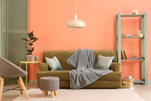 Stílusos belső nappali szoba a színes fal közelében — Stock Fotó