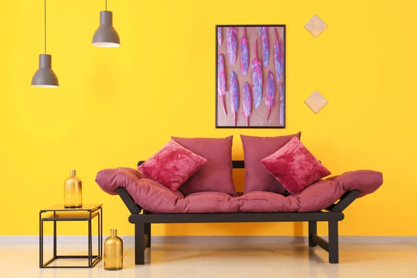 Stilvolles Interieur des Wohnzimmers in der Nähe der Farbwand — Stockfoto