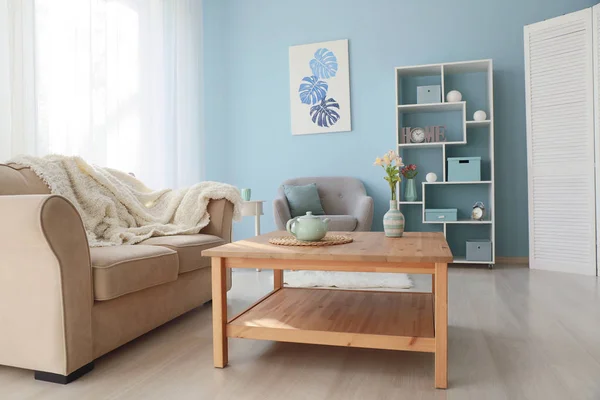 Világos, modern szoba kényelmes bútorzattal — Stock Fotó