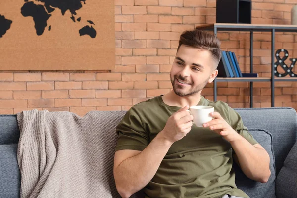 Beau homme buvant du café chaud à la maison — Photo