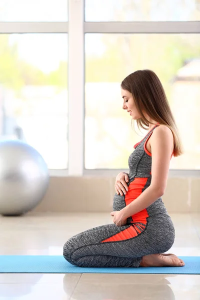 Beautiful pregnant woman training in gym — Stock Photo, Image