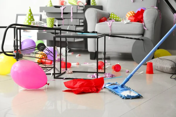 Limpieza del piso en la habitación después de la fiesta — Foto de Stock