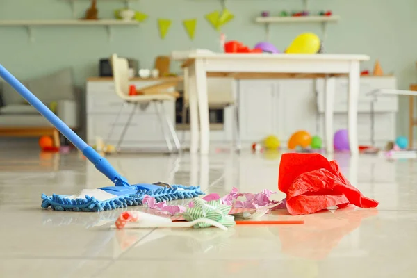 Limpeza do chão no quarto após a festa — Fotografia de Stock