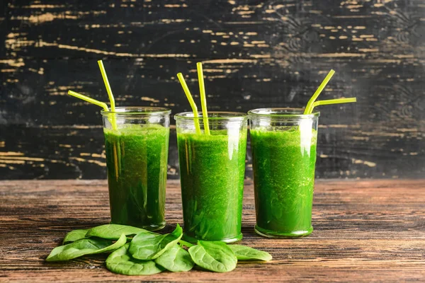 Gläser mit frischem Smoothie auf Holztisch — Stockfoto