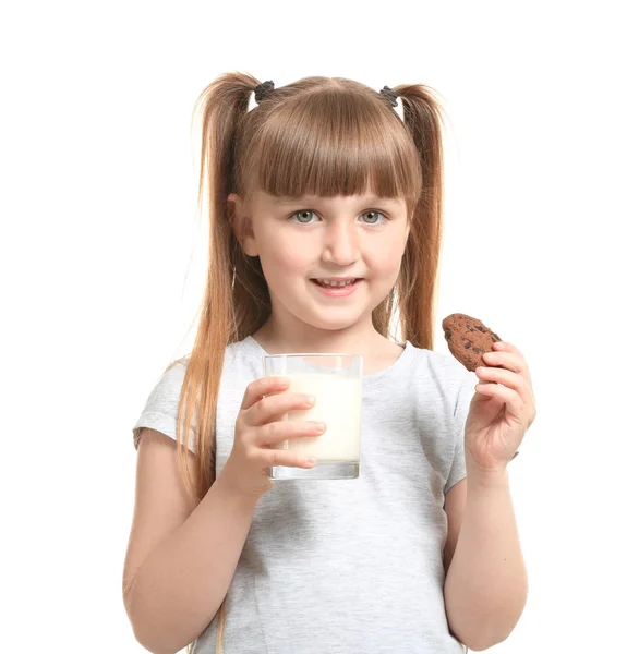 Niedliches kleines Mädchen mit einem Glas Milch und Keksen auf weißem Hintergrund — Stockfoto