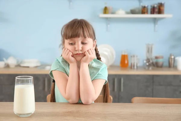 Cute Little Girl z kieliszkiem mleka w tabeli — Zdjęcie stockowe