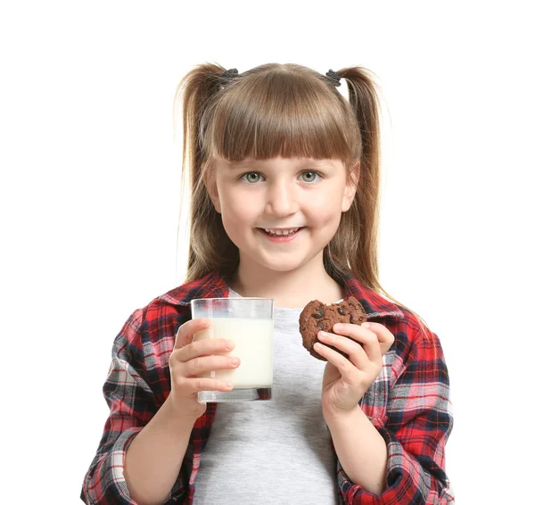 Niedliches kleines Mädchen mit einem Glas Milch und Keksen auf weißem Hintergrund — Stockfoto