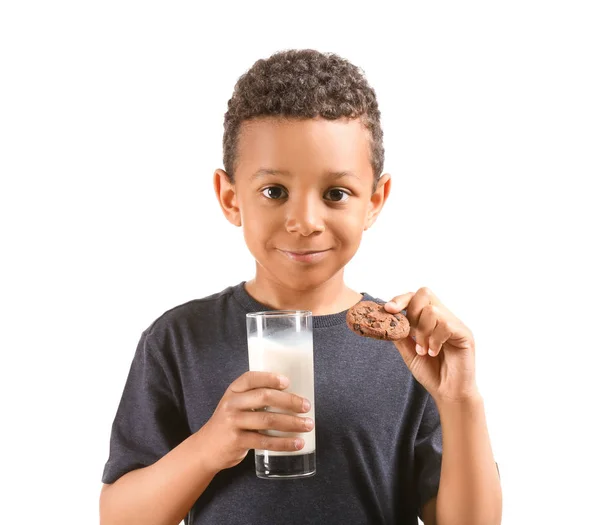 Śliczne African-American chłopiec z kieliszkiem mleka i ciasteczko na białym tle — Zdjęcie stockowe