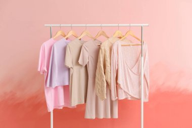 Renk arkaplanındaki kuru temizlemeden sonra kıyafetlerle doldur