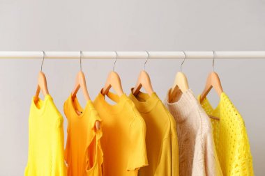 Açık arkaplanda kuru temizlemeden sonra kıyafetlerle doldur