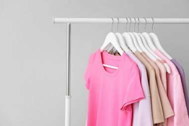 Açık arkaplanda kuru temizlemeden sonra kıyafetlerle doldur