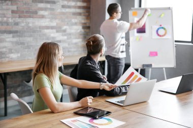 Ofiste iş toplantısı sırasında meslektaşları