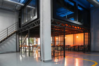 Büyük iş merkezinde modern kafe iç