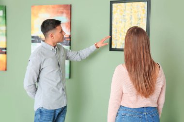 Modern sanat galerisindeki insanlar