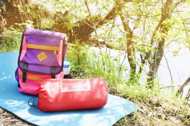 İlkbahar da ormanda turist öğeleri