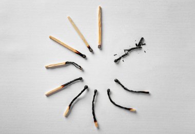 Beyaz arka planda farklı maçlar