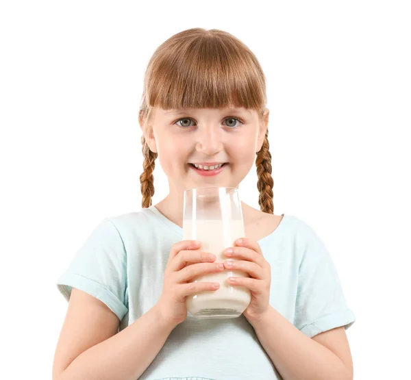 Carino bambina con vetro di latte su sfondo bianco — Foto Stock