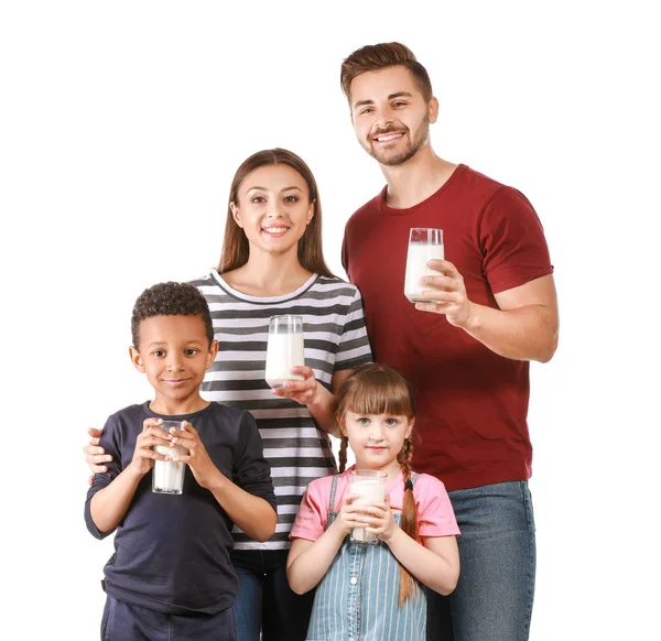 Familia joven con vasos de sabrosa leche sobre fondo blanco —  Fotos de Stock