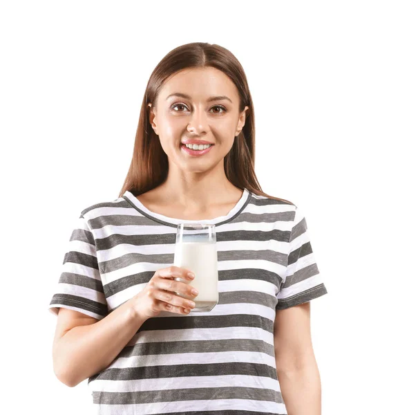 Mooie vrouw met een glas smakelijke melk op een witte achtergrond — Stockfoto