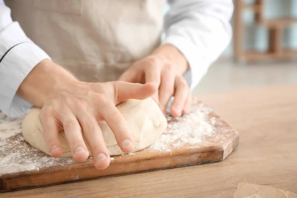 Шеф-повар смешивает тесто на кухне, крупным планом — стоковое фото