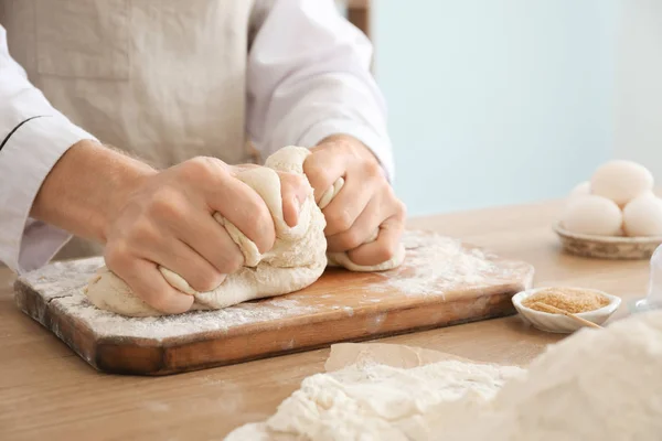 Chef amasando masa en la cocina, primer plano — Foto de Stock