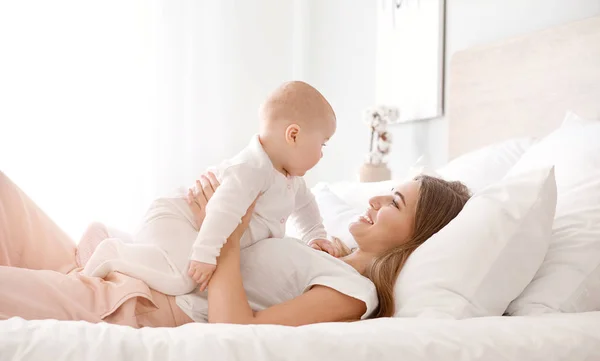 Mutlu anne ve evde küçük şirin bir bebek. — Stok fotoğraf