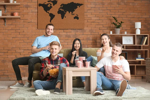 Amigos viendo televisión en casa — Foto de Stock