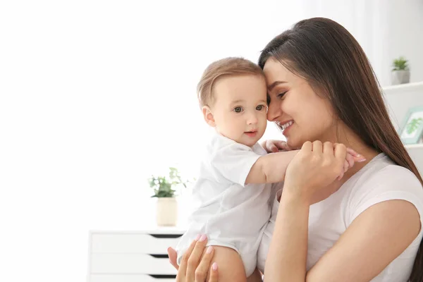 Feliz madre con lindo bebé en casa —  Fotos de Stock