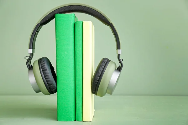 Böcker och moderna hörlurar på bordet. Begreppet ljudbok — Stockfoto