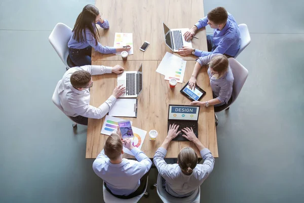 Colegas durante reunión de negocios en el cargo — Foto de Stock