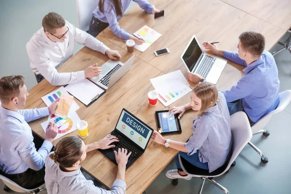 Collega's tijdens zakelijke bijeenkomst in Office — Stockfoto