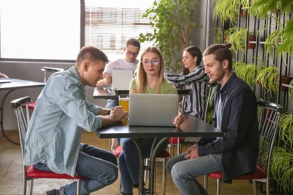 Young colleagues during coffee break in cafe — Stock Photo, Image