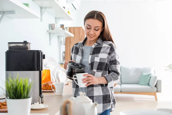 Mutfakta kahve makinesi kullanan güzel kadın — Stok fotoğraf