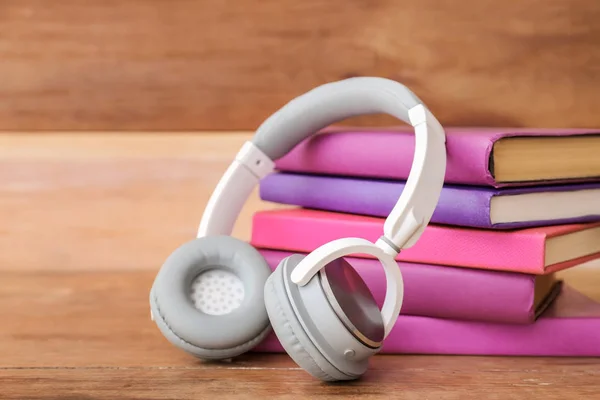 Books and modern headphones on table. Concept of audiobook — Stock Photo, Image