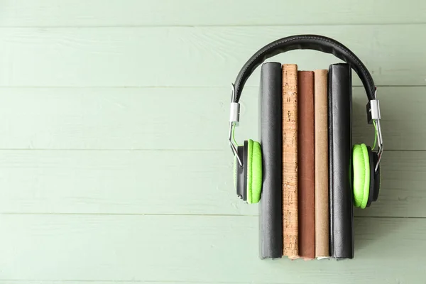 Bücher und moderne Kopfhörer auf einem Holztisch. Hörbuchkonzept — Stockfoto