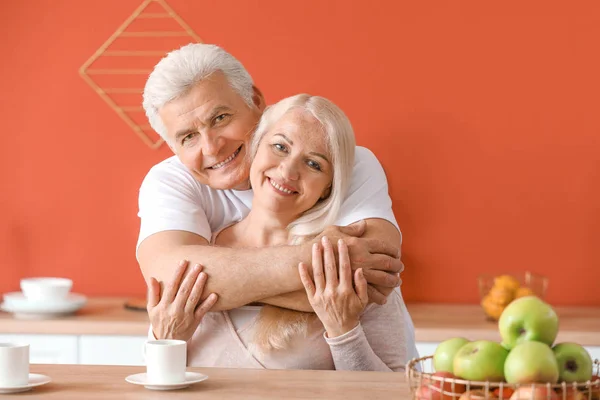 Retrato de pareja madura feliz en casa —  Fotos de Stock