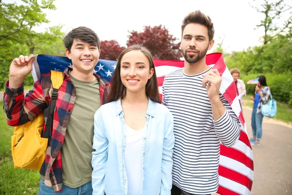 Diákok csoportja az USA zászlóval a szabadban — Stock Fotó