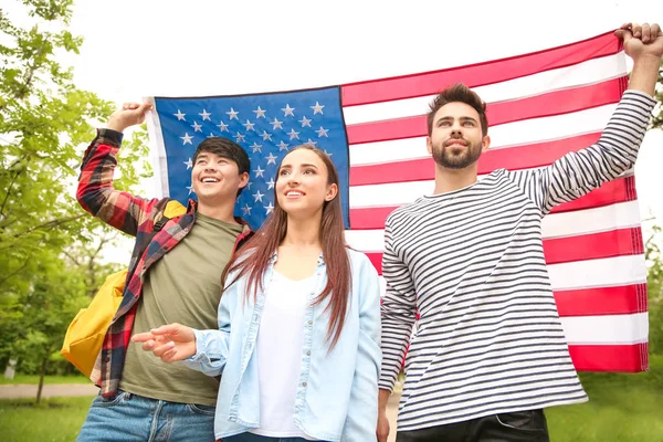 Grupo de estudantes com bandeira dos EUA ao ar livre — Fotografia de Stock