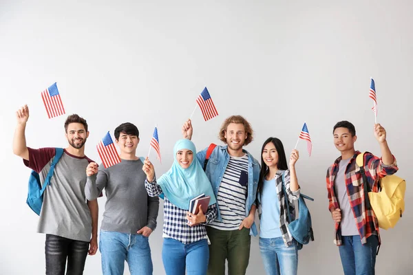 Groupe d'étudiants avec des drapeaux des États-Unis sur fond clair — Photo