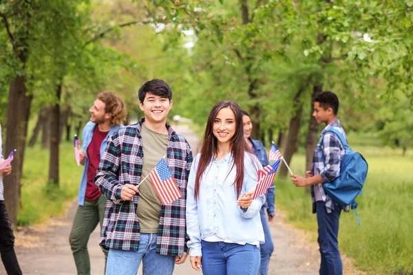 Groupe d'étudiants avec drapeaux des États-Unis à l'extérieur — Photo