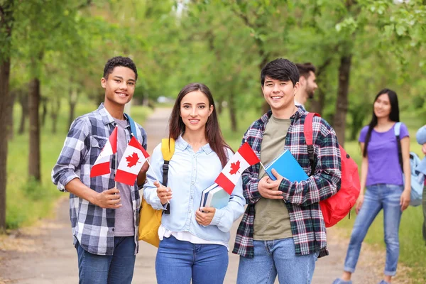 户外挂着加拿大国旗的学生团体 — 图库照片