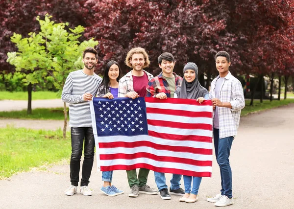 Grupo de estudantes com bandeira dos EUA ao ar livre — Fotografia de Stock