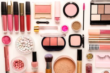 Beyaz arkaplanda dekoratif kozmetik seti