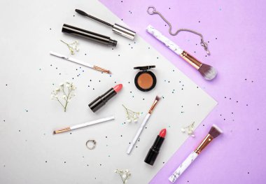Hafif arkaplanda dekoratif kozmetik ve aksesuarlar