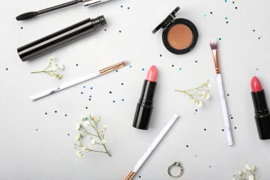 Hafif arkaplanda dekoratif kozmetik ve aksesuarlar